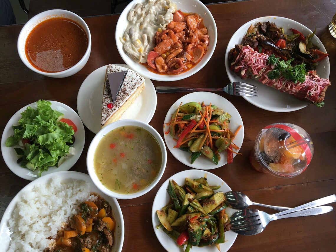 bữa ăn bình dân ở hiệu "Buffet càfe" - bạn ăn gì gọi nấy