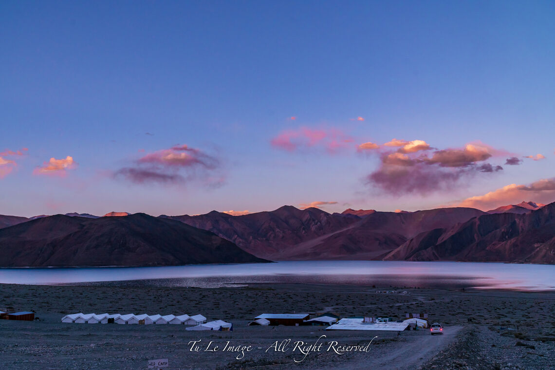 Hoàng hôn tại hồ Pangong Tso.