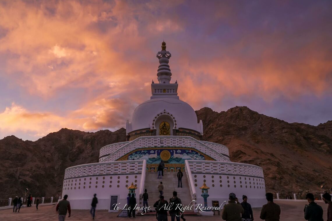 Hoàng hôn ở Shanti Stupa
