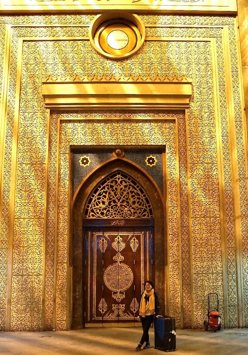 Chiếc cổng chính siêu to khổng lồ.