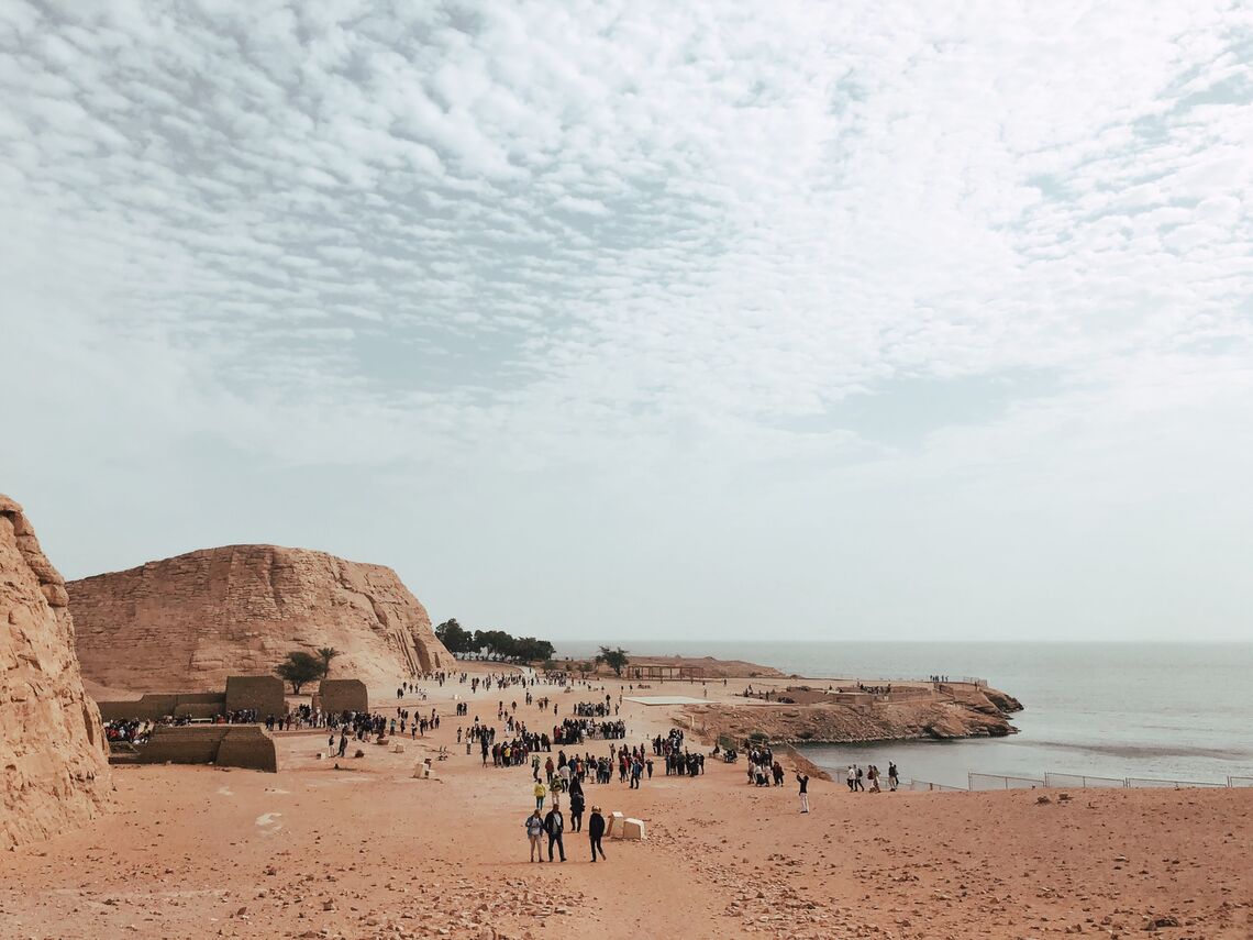 Đền Abu Simbel hiện ra nằm hướng ra hồ Nassar