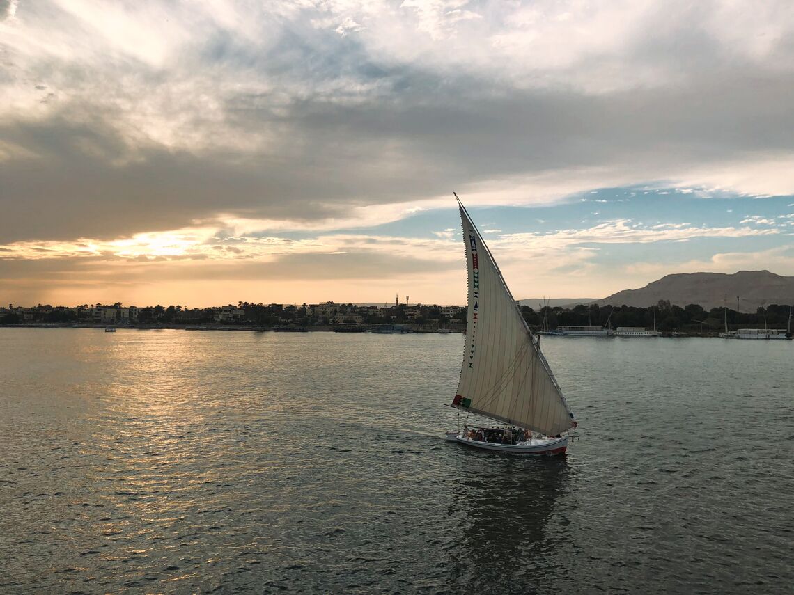 Ngắm mặt trời dần lặn sau cánh buồm của Felucca