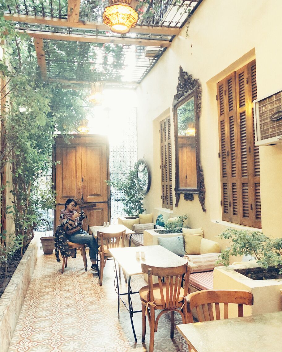 Nhà hàng ở tầng 2, tầng 1 là quán cafe xinh xắn vô cùng