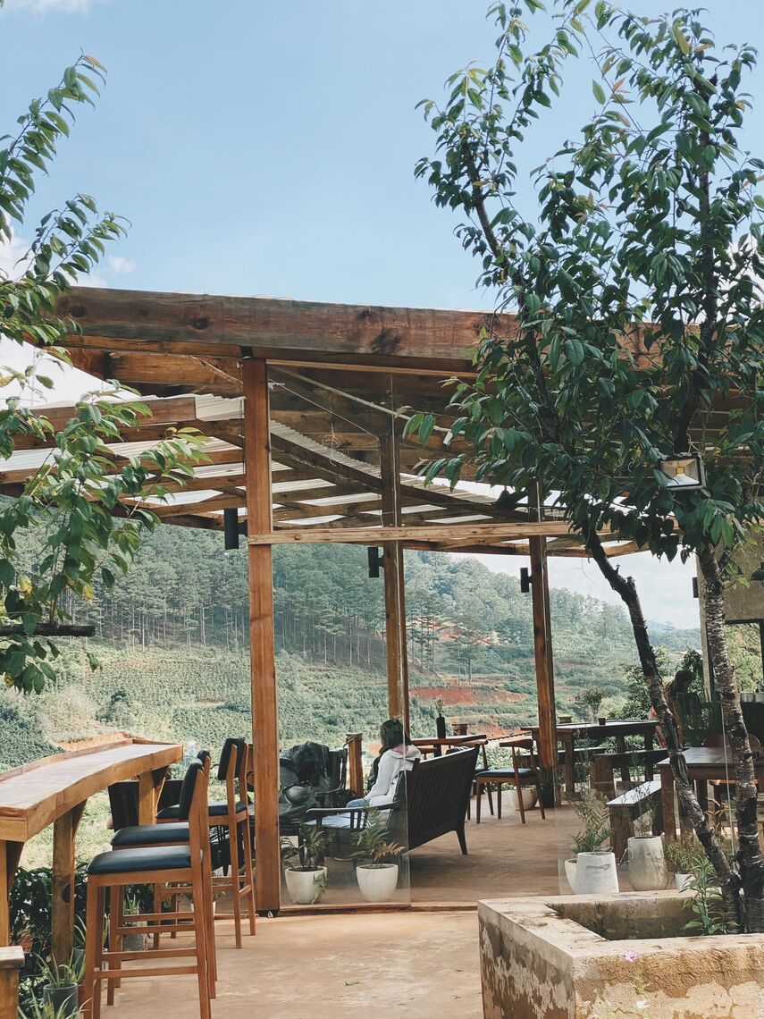Khu cafe view xuống thung lũng xanh mướt