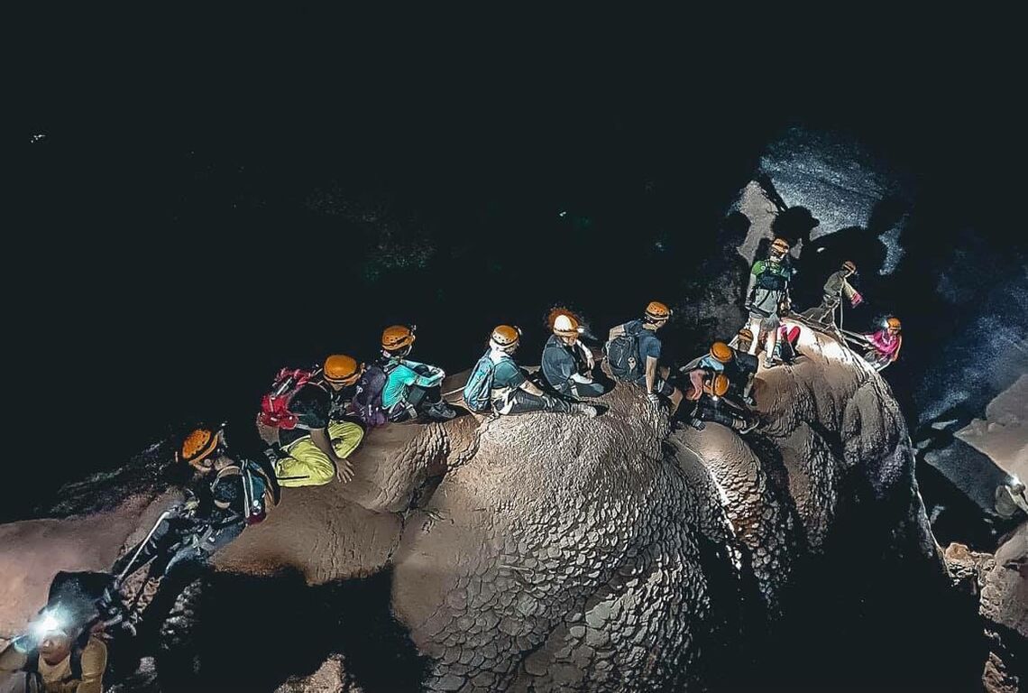 Đi theo sống lưng khủng long trong hang Pygmy