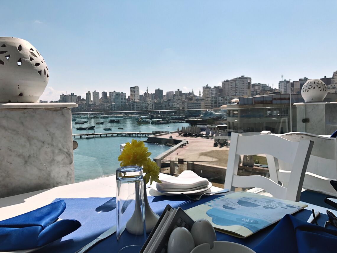 nhà hàng màu xanh trắng view địa trung hải không khác gì Santorini nha