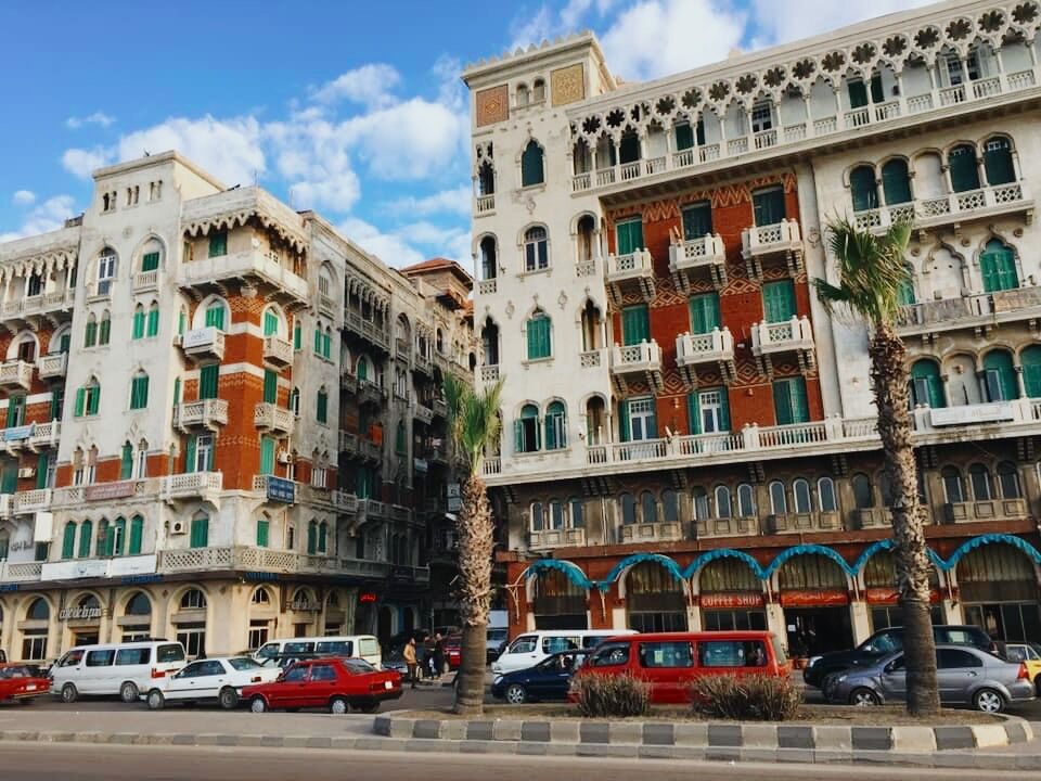 Những tòa nhà đối diện qua con đường nhộn nhịp