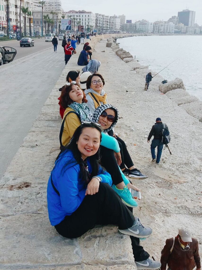 Chill dọc bờ kè sát biển. Dân local đông không kém khách du lịch ạ.