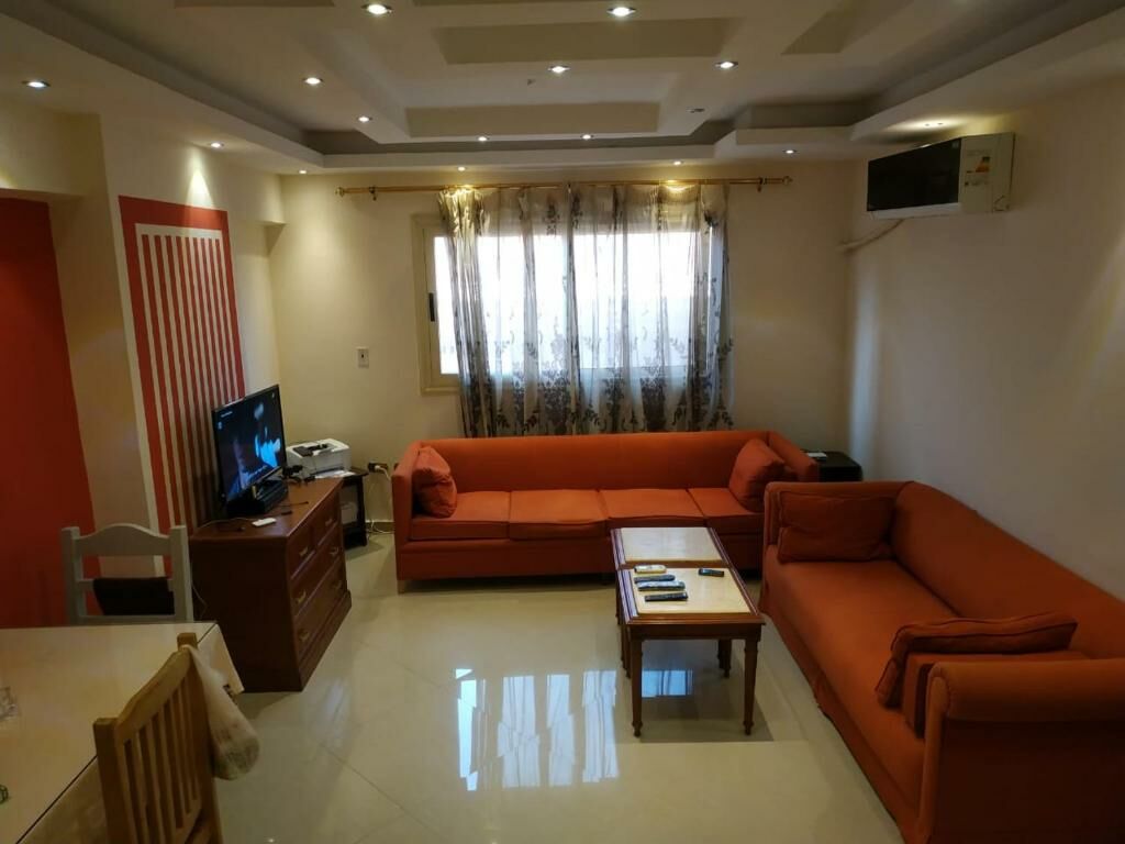 Phòng khách rộng rãi, có sofa làm chỗ ngủ cho 2 anh trong đoàn mình =))