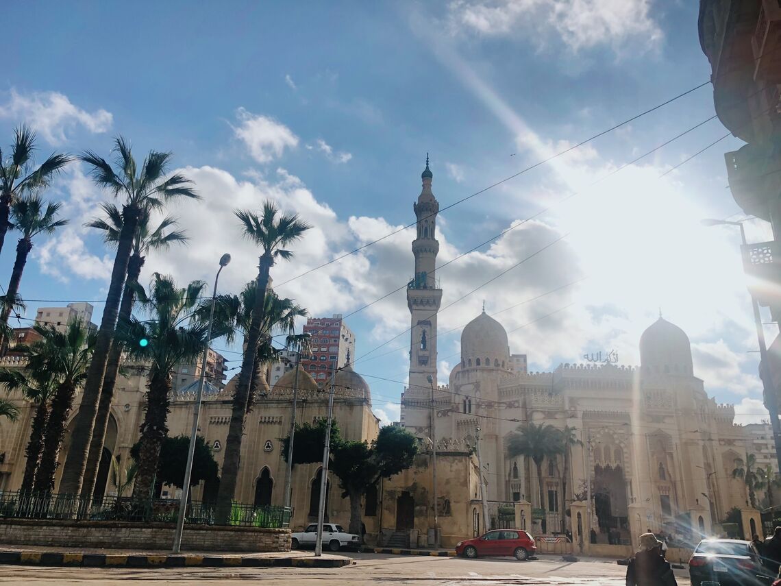 Mosque Square nhìn từ ngoài đường lớn