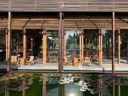 Homestay được thiết kế theo phong cách tối giản với vật liệu chính là gỗ tái chế