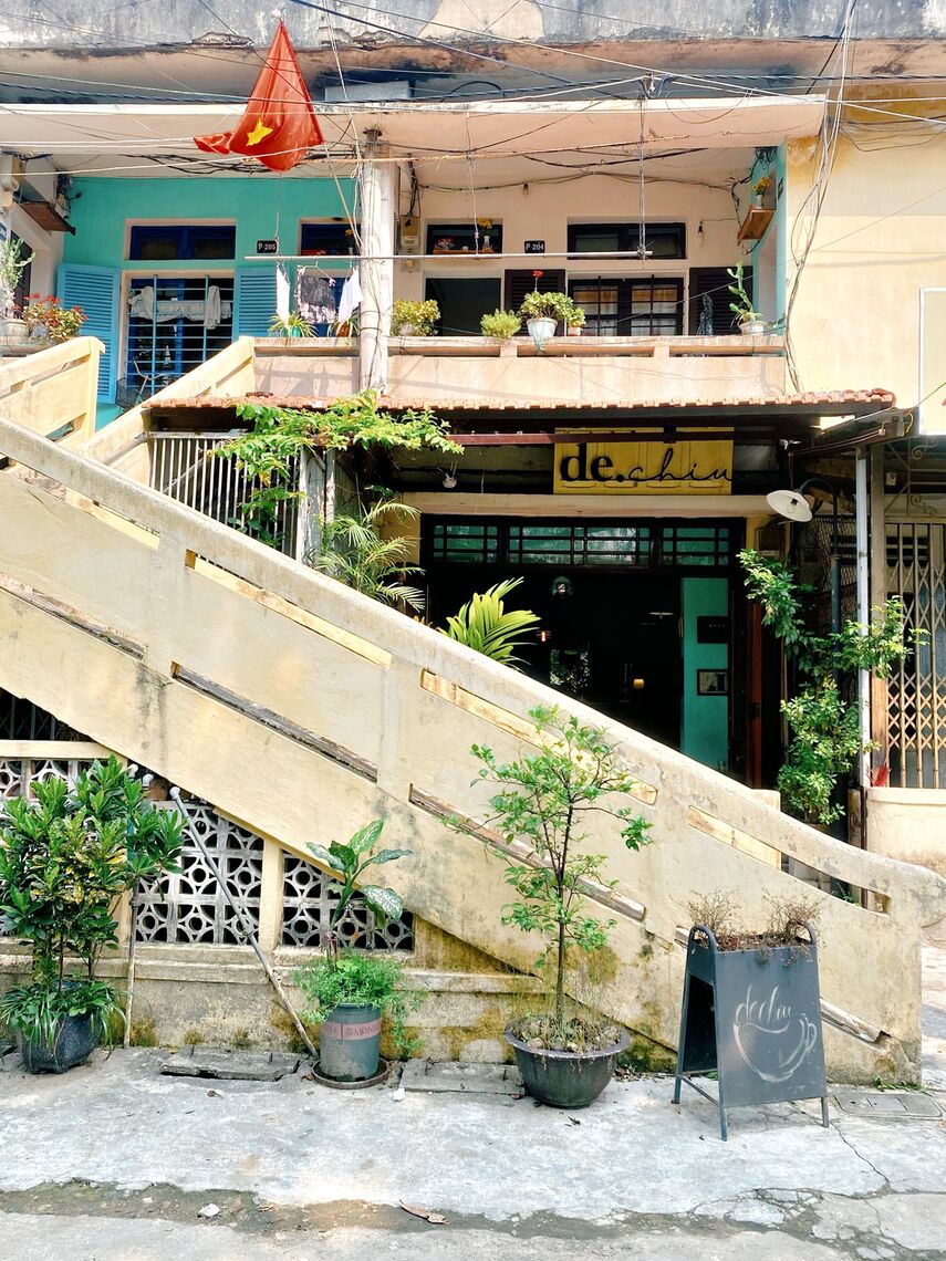 De.Chiu Cafe nằm ở tầng trẹt của 1 khu tập thể cũ.