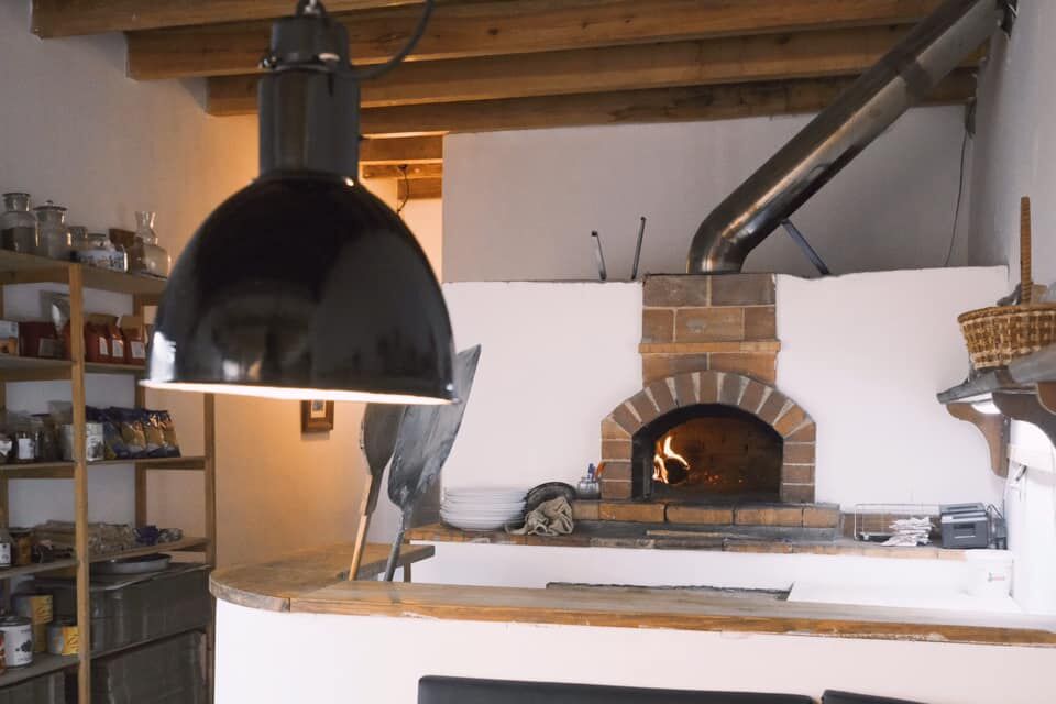 Được nướng bằng lò củi nên pizza ở đây không chê vào đâu được nha.