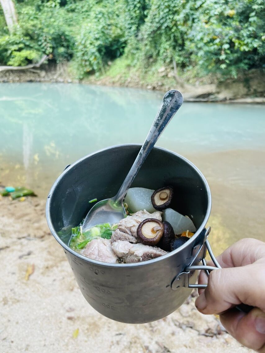 Đây là bữa sáng, nui với sườn hầm ngũ quả bạn Sang tour guide nấu, cực ngon