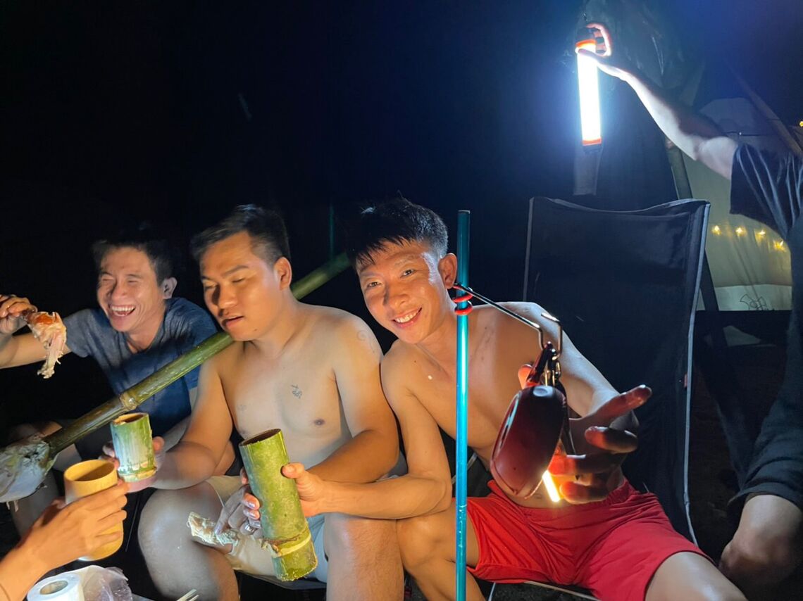 Ném cái điện thoại sang một bên, anh em nâng ly rượu tâm sự chuyện đời