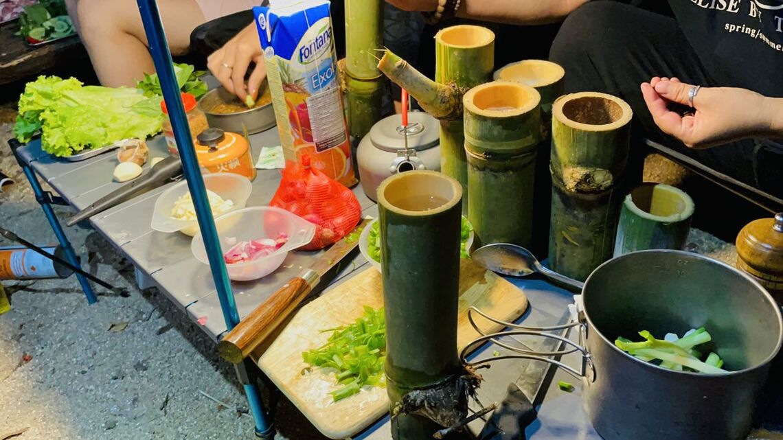 Mấy cái ly uống rượu, uống trà làm từ ống tre, uống rượu trong ly tre tươi này nó ngon hơn hẳn