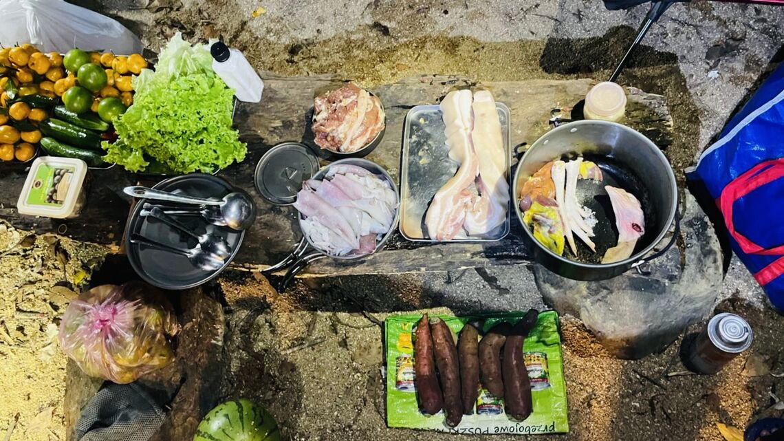 Chuẩn bị đồ ăn, chuyến đi này tụi mình có guide dẫn đường là Sang, bạn này thì nấu ăn cực ngon và chu đáo