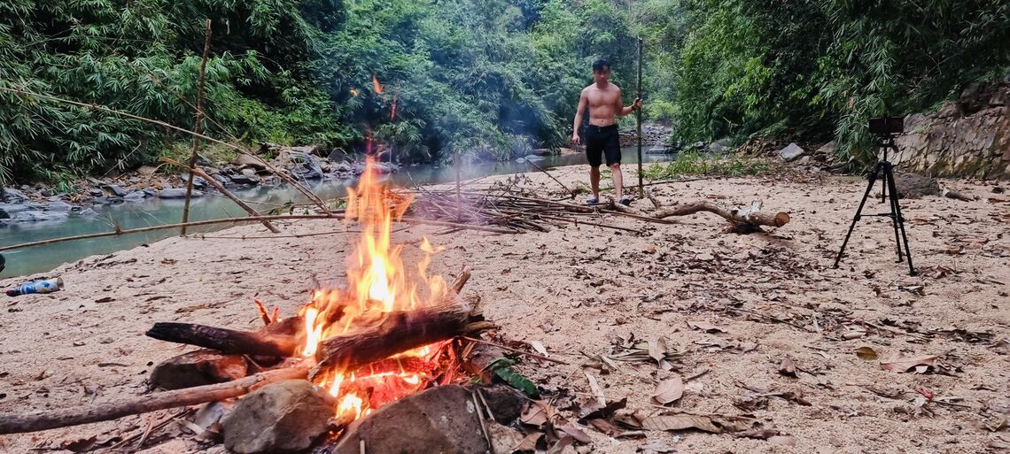 Đốt lửa trại, chuẩn bị BBQ