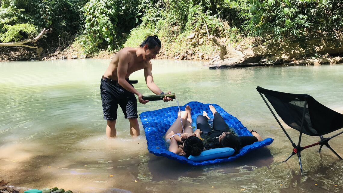 Mình có đem theo cái nệm phao, thổi lên nằm trôi trôi giữa suối cùng chill luôn