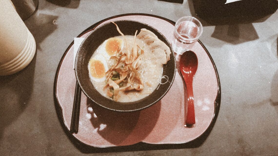 1 quán ramen siêu ngon ở dưới tầng hầm bọn mình đi ngang qua thấy nên ghé vào.