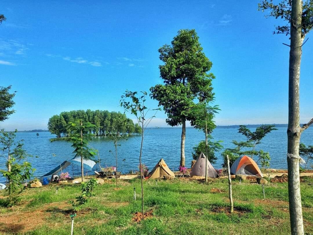 Ảnh: Lều trại hồ Trị An