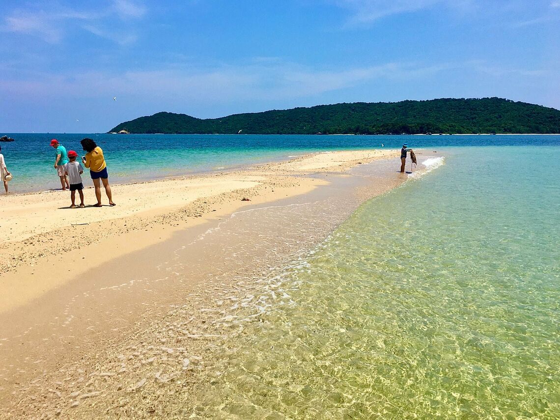Bãi biển trên đảo Cô Tô (Ảnh: fb. Vu Thanh Minh)