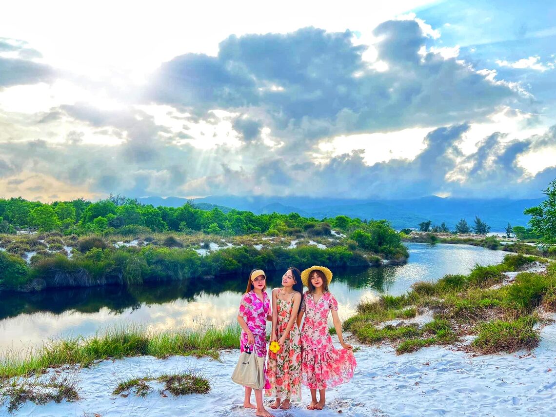 Dòng Sông Đôi Bờ Cát Trắng (Ảnh: fb. Minh Chau Beach Resort)