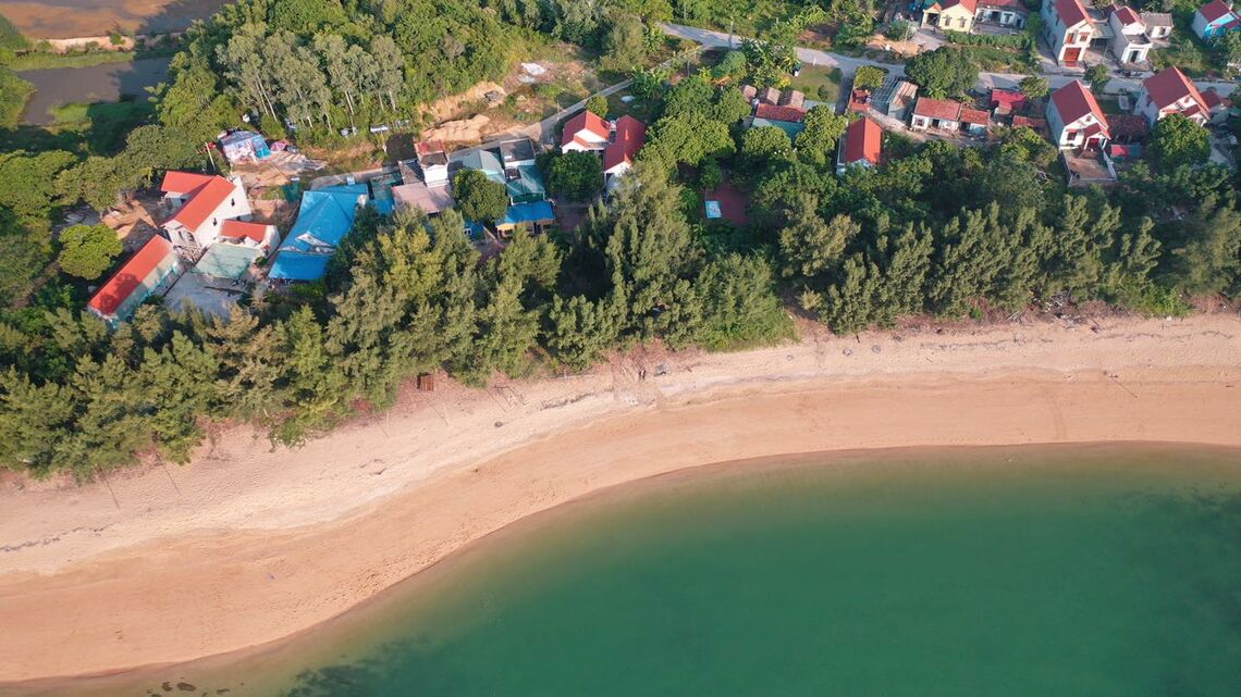 Bờ biển Cái Chiên (Ảnh: fb. Du Lịch Cái Chiên - HomeStay)