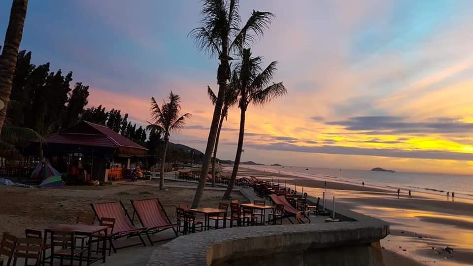 Buổi chiều hoàng hôn tại biển Hải Tiến (Ảnh: fb. Cầu Cảng Biển Tình Yêu - Biển Hải Tiến)