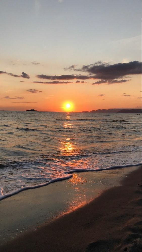 Hoàng hôn trên biển Hải Hòa (Ảnh: fb. Queen Hải Hoà Hotel)