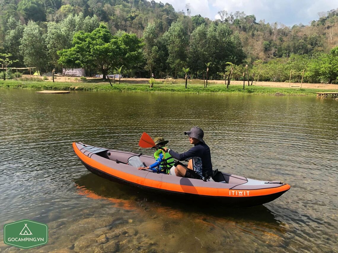 Tận hưởng cho những ngày vội vã trên con thuyền Kayak thật yên bình - Ảnh: FB@pagegocampingvn