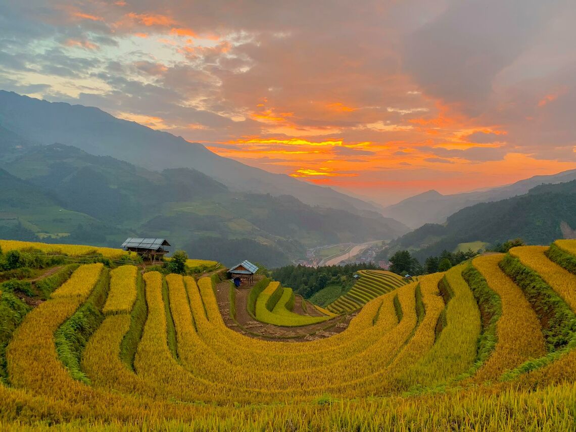 Vào những ngày Mù Cang Chải khoác lên một màu áo vàng rực rỡ bạn sẽ còn được ngắm nhìn hình ảnh của những ánh hoàng hôn vô cùng tuyệt đẹp và thơ mộng khi dừng chân tại đây. Vành móng cách khu vực đồi Mâm Xôi khoảng 15 km chính vì vậy check in ngay với đồi Mâm Xôi thì bạn không thể không đến với địa điểm vành móng ngựa để check in. Ảnh: FB@phamlanhuong