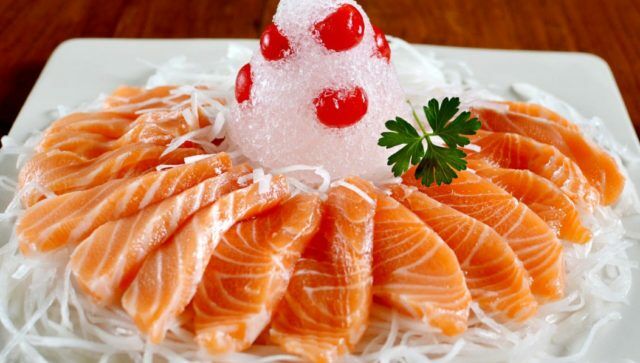 Các món ăn từ cá hồi và cá tầm sẽ được chế biến ngay tại đây và phục vụ, vì thế cá ở đây rất tươi ngon và ngọt thịt. Ảnh: Sưu tầm