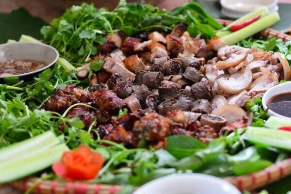 Thịt lợn kẹp cây rừng nướng được làm từ những chú lợn đen chăn thả tự do nên thịt dai ngon, săn chắc thêm gia vị tẩm ướp, món ăn trở nên thơm nồng dậy vị. Ảnh: Sưu tầm
