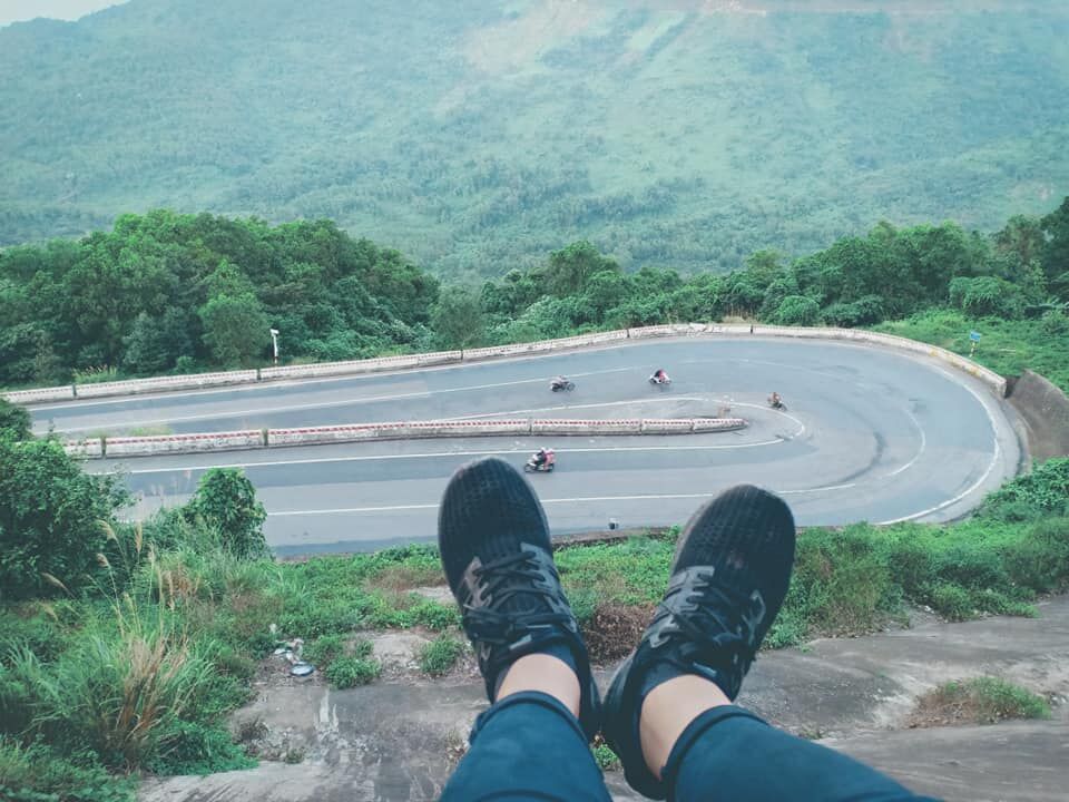 Trước đây mọi người thường gọi với tên là Đèo Mây, Đèo Ải Vân. Do quang năm luôn có mây che phủ, nơi đây dần được mọi người gọi bằng tên Đèo Mây Và trên đèo có một cửa ải được gọi là Ải Vân. Ảnh: FB@lagio