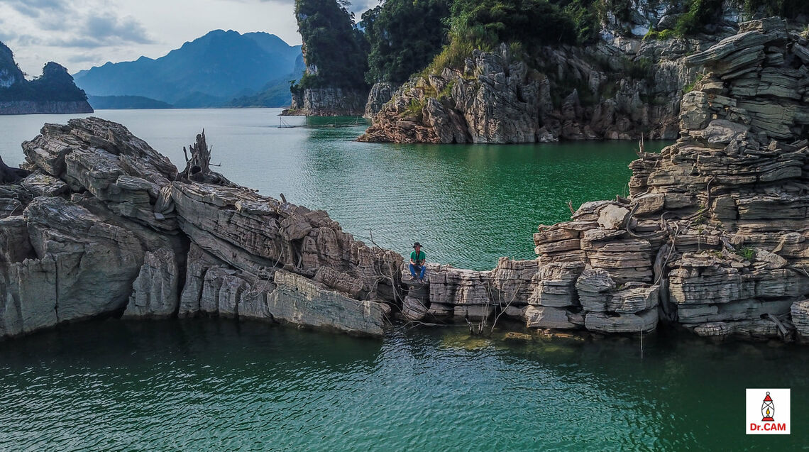Đến Na Hang chắc chắn sẽ không ai bỏ lỡ cơ hội đi du thuyền trên hồ thủy điện Na Hang, để được đắm mình với thiên nhiên mênh mông sông nước, trùng điệp núi rừng, được nghe những câu chuyện kể về sự tích gắn với từng địa danh nơi đây. Ảnh: FB@duongcam
